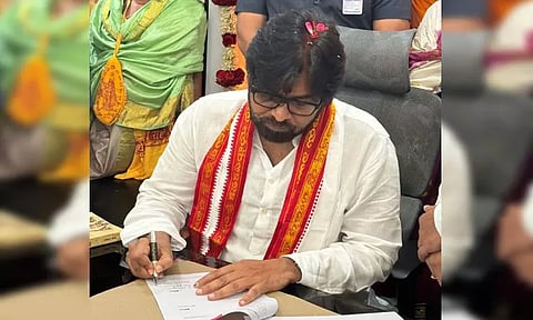 ஆந்திர துணை முதல்-மந்திரியாக பவன் கல்யாண் பொறுப்பேற்றார்