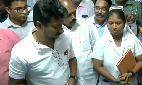 விஷ சாராயத்தால் பாதிக்கப்பட்டவர்களுக்கு ஆறுதல் கூறிய அமைச்சர் உதயநிதி ஸ்டாலின்