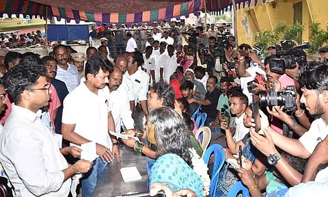 விஷ சாராயம் அருந்தி உயிரிழந்தவர்களின் குடும்பத்திற்கு தலா ரூ.10 லட்சம் நிதியுதவி - அமைச்சர் உதயநிதி ஸ்டாலின் வழங்கினார்