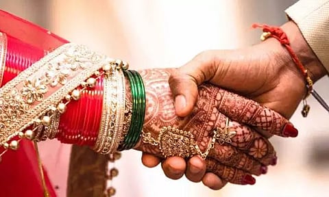 மணமகளை ஒரு தலையாக காதலித்த வாலிபர்... திருமண ஊர்வலத்தில் செய்த கொடூர செயல்