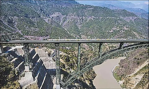 உலகின் மிக உயரமான ரெயில் பாலத்தில் சோதனை ஓட்டம் வெற்றி