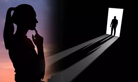 உல்லாசத்திற்கு அழைத்த இளம்பெண்... வீட்டிற்கு சென்ற வாலிபருக்கு காத்திருந்த அதிர்ச்சி