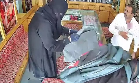 பர்தா அணிந்து நகைக்கடைக்குள் நுழைந்த திருடன்: கத்தி முனையில் மிரட்டி தங்க நகைகள் கொள்ளை - அதிர்ச்சி வீடியோ