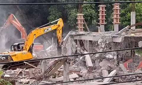 ஜெகன்மோகன் ரெட்டியின் கட்சி அலுவலகம் ஜே.சி.பி. கொண்டு இடிப்பு - ஆந்திராவில் பரபரப்பு