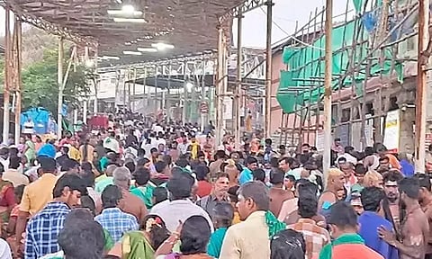 பவுர்ணமியையொட்டி, திருச்செந்தூர் கோவிலில் அலைமோதிய பக்தர்கள் கூட்டம்