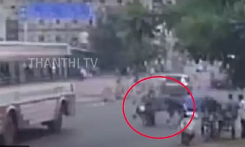 மொபட்டில் சென்ற கோர்ட்டு ஊழியர்: எமனாக வந்த மாடு... நொடியில் நேர்ந்த கொடூரம்