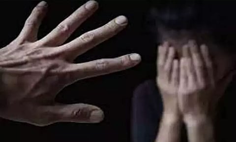 இரவில் தனியாக நடந்து சென்ற இளம்பெண்ணுக்கு பாலியல் தொல்லை