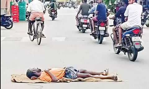 மதுபோதையில் சாலையில் படுத்து தூங்கிய தொழிலாளி - சேலத்தில் பரபரப்பு