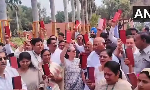 நாடாளுமன்ற வளாகத்தில் இந்தியா கூட்டணி எம்.பி.க்கள் போராட்டம்