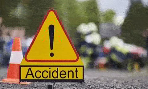 உ.பி: பைக் மீது டேங்கர் லாரி மோதி விபத்து; 5 பேர் பலி