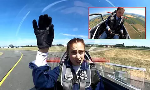 நடுவானில், தனி விமானத்தில் பெண் விமானி... திடீரென மேலே திறந்த கதவு: வைரலான வீடியோ