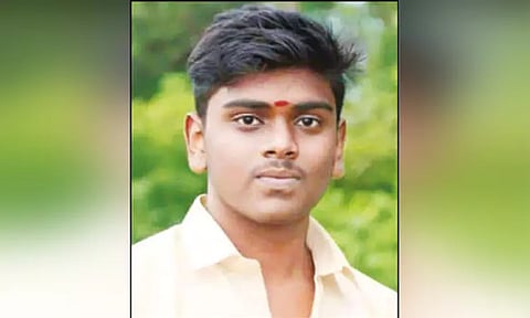 கோவிலுக்கு சாமி கும்பிட சென்ற மாணவருக்கு நேர்ந்த துயரம்