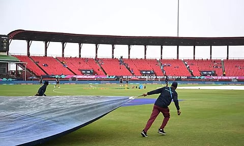 இந்தியா - இங்கிலாந்து இடையிலான அரையிறுதிப்போட்டி: மழை காரணமாக டாஸ் போடுவதில் தாமதம்