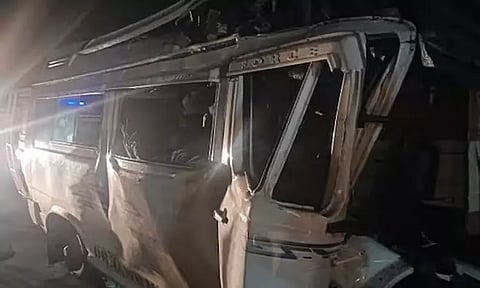 கர்நாடகாவில் நடந்த கோர விபத்து: 2 குழந்தைகள் உள்பட 13 பேர் பரிதாப பலி