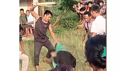 வாலிபருடன் கள்ளக்காதல்: பெண்ணின் தலைமுடியை பிடித்து இழுத்து ஊர்வலம் - வீடியோ வெளியாகி அதிர்ச்சி