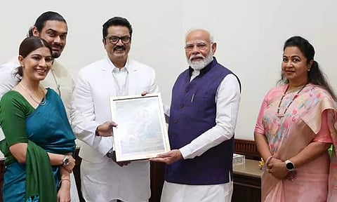 பிரதமர் மோடியை சந்தித்து மகளின் திருமண அழைப்பிதழை வழங்கிய சரத்குமார்