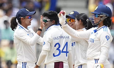 மகளிர் டெஸ்ட்: தென் ஆப்பிரிக்காவுக்கு எதிராக ஆதிக்கம் செலுத்தும் இந்தியா