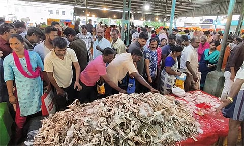 கோவை உக்கடம் மீன் மார்க்கெட்டில் குவிந்த மக்கள்