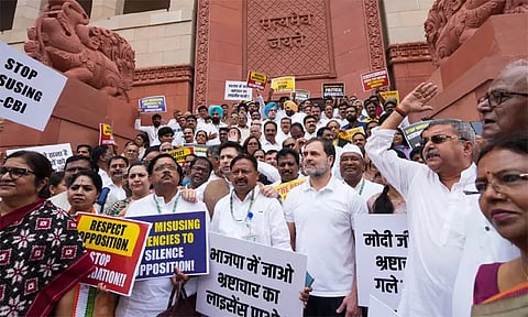 நாடாளுமன்ற வளாகத்தில் ராகுல் காந்தி தலைமையில் எதிர்க்கட்சிகள் ஆர்ப்பாட்டம்