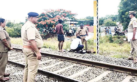 தண்டவாளத்தை கடக்க முயன்றபோது ரெயில் மோதி இரு வாலிபர்கள் பலி