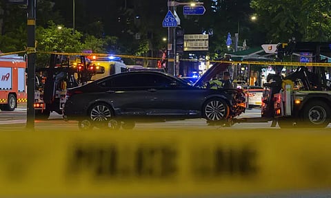 சாலையை கடக்க காத்திருந்தவர்கள் மீது மோதிய கார் - 9 பேர் பலி