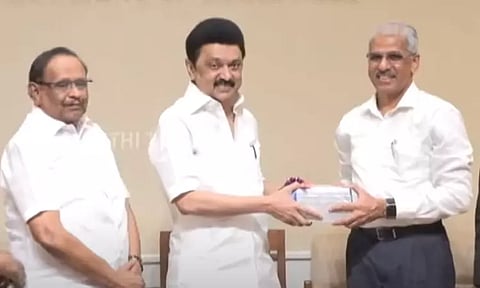 தமிழ் மொழியில் 100 சட்டப்புத்தகங்கள் - முதல்-அமைச்சர் மு.க.ஸ்டாலின் வெளியிட்டார்