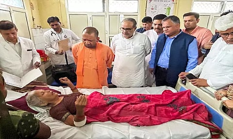 Yogi Adityanath personally meets the injured at the hospital
