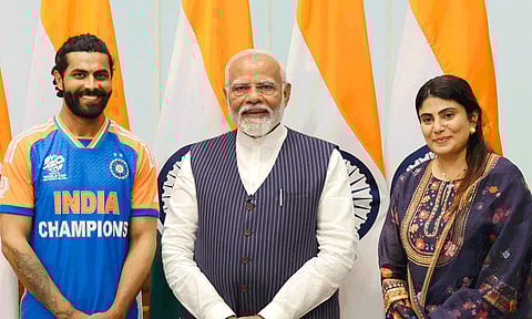 குடும்பத்தினருடன் இணைந்து பிரதமர் மோடியுடன் புகைப்படம் எடுத்துக்கொண்ட இந்திய வீரர்கள்