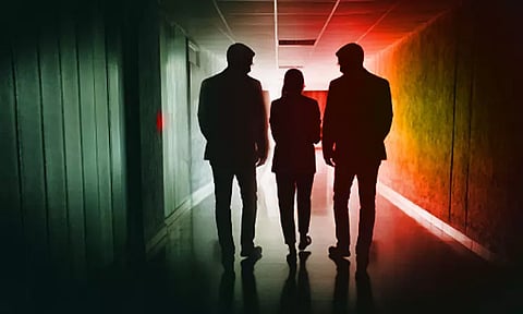 இளம்பெண்ணின் அழகில் மயங்கிய 2 ஆண் ஊழியர்கள்