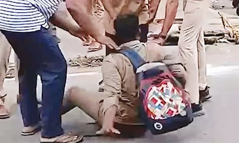 மதுபோதையில் சாலையில் அமர்ந்து ரகளை செய்த தனியார் பஸ் கண்டக்டர்