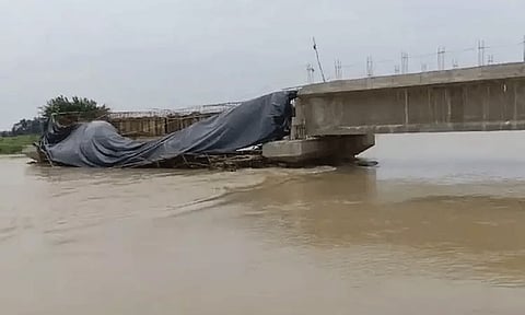 பீகாரில் அடுத்தடுத்து பாலங்கள் இடிந்து விழுந்த விவகாரம்: 14 பொறியாளர்கள் சஸ்பெண்ட்