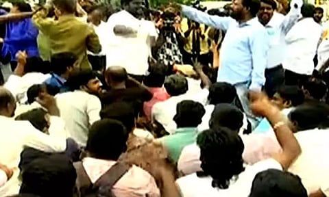 ராஜீவ் காந்தி மருத்துவமனை முன்பு சாலை மறியலில் ஈடுபட்ட ஆம்ஸ்ட்ராங் ஆதரவாளர்கள் குண்டுகட்டாக கைது