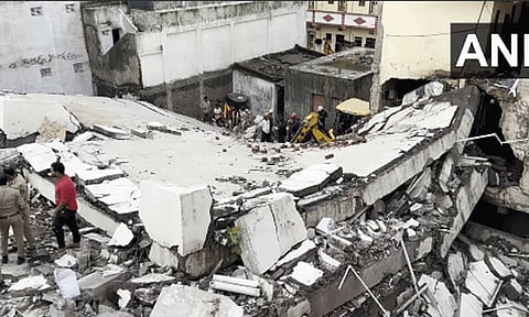 குஜராத்தில் 6 மாடி கட்டிடம் இடிந்து விழுந்து விபத்து: பலர் சிக்கியுள்ளதால் மீட்பு பணிகள் தீவிரம்