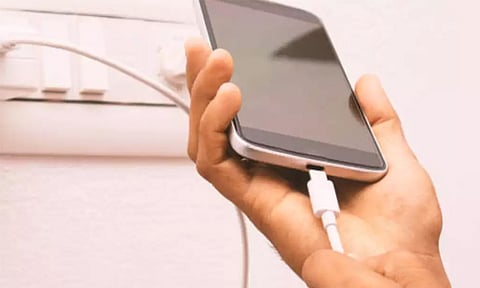 தங்கும் விடுதியில் செல்போனை 'சார்ஜ்' போட்டபோது மின்சாரம் தாக்கி வாலிபர் பலி