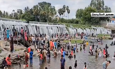 வார விடுமுறையையொட்டி கொடிவேரி அணையில் குவிந்த சுற்றுலா பயணிகள்