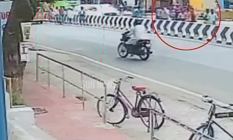 மதுரை: சாலையில் சிதறி கிடந்த 500 ரூபாய் நோட்டுகள்.. போட்டி போட்டு அள்ளிச் சென்ற பொதுமக்கள்