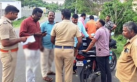 செங்கல்பட்டில் பள்ளி முடிந்து வெளியே வந்த சிறுவன், சிறுமி காரில் கடத்தல்