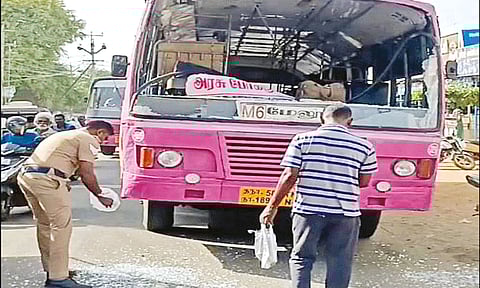 படிக்கட்டில் தொங்கியதால் இறக்கிவிட்ட நடத்துநர்: ஆத்திரத்தில் அரசு பஸ் கண்ணாடியை உடைத்த வாலிபர்