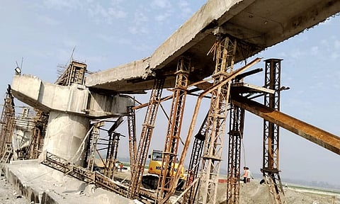 பீகாரில் தொடர்கதையாகும் பாலம் விபத்துகள்: மூன்று வாரத்தில் இடிந்து விழுந்த 13-வது பாலம்