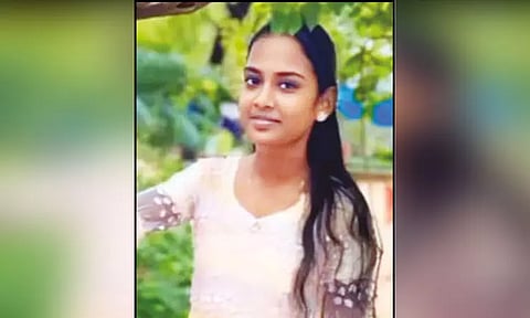 நர்சிங் மாணவி விஷம் குடித்து தற்கொலை