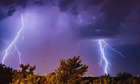 மின்னல் தாக்கி ஒரே நாளில் 38 பேர் பலி