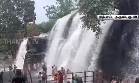 வார விடுமுறையையொட்டி திற்பரப்பு அருவியில் குவிந்த சுற்றுலா பயணிகள்