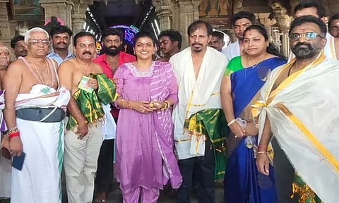 திருச்செந்தூர் சுப்பிரமணிய சுவாமி கோவிலில் நடிகை ரோஜா சாமி தரிசனம்