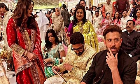 அம்பானி இல்ல திருமண விழா: ஐஸ்வர்யாராய், அபிஷேக் பச்சனுடன் எடுத்துக்கொண்ட புகைப்படம் வைரல்