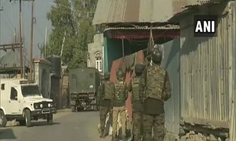 பயங்கரவாதிகளுடன் துப்பாக்கி சண்டை: காயம் அடைந்த 4 ராணுவ வீரர்கள் வீர மரணம்