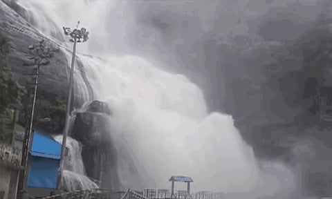 குற்றால அருவிகளில் 3-வது நாளாக வெள்ளப்பெருக்கு - சுற்றுலா பயணிகளுக்கு தடை