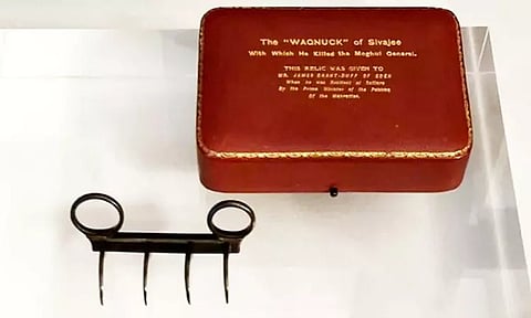 சத்ரபதி சிவாஜி பயன்படுத்திய புலி நகம் இங்கிலாந்தில் இருந்து இந்தியா வருகை