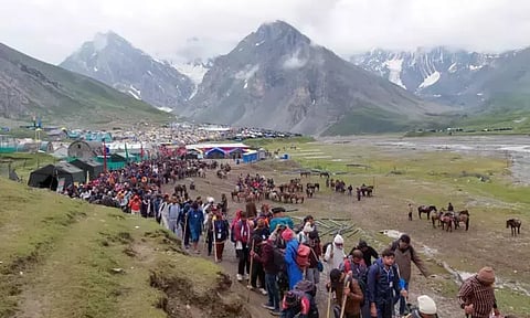 அமர்நாத் யாத்திரை: மற்றொரு குழு யாத்ரீகர்கள் புறப்பட்டனர்