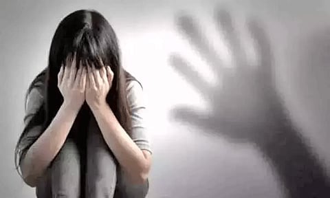 காதலனை நம்பி சென்ற சிறுமி 7 பேர் கொண்ட கும்பலால் பாலியல் பலாத்காரம்