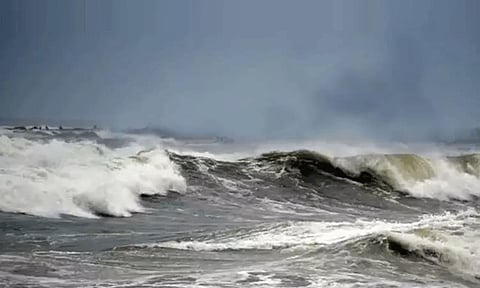 வங்கக்கடலில் காற்றழுத்த தாழ்வு மண்டலம் உருவானது - புயல் எச்சரிக்கை கூண்டு ஏற்ற அறிவுறுத்தல்